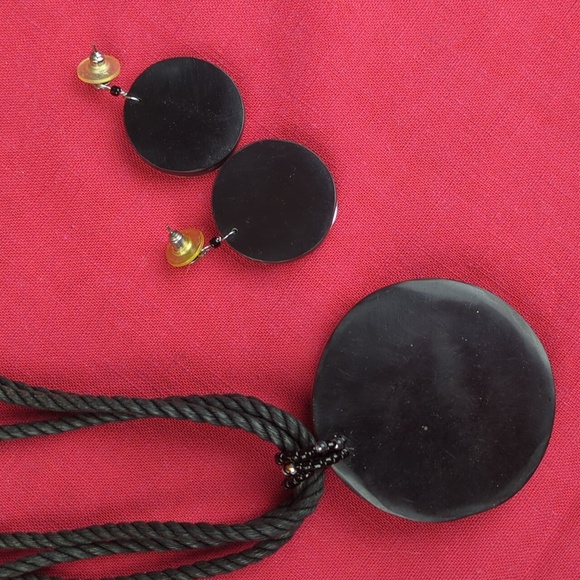 World Market Tribal or Ethnic Look, Large Shell Pendant Necklace/Earring Set - Picture 9 of 16